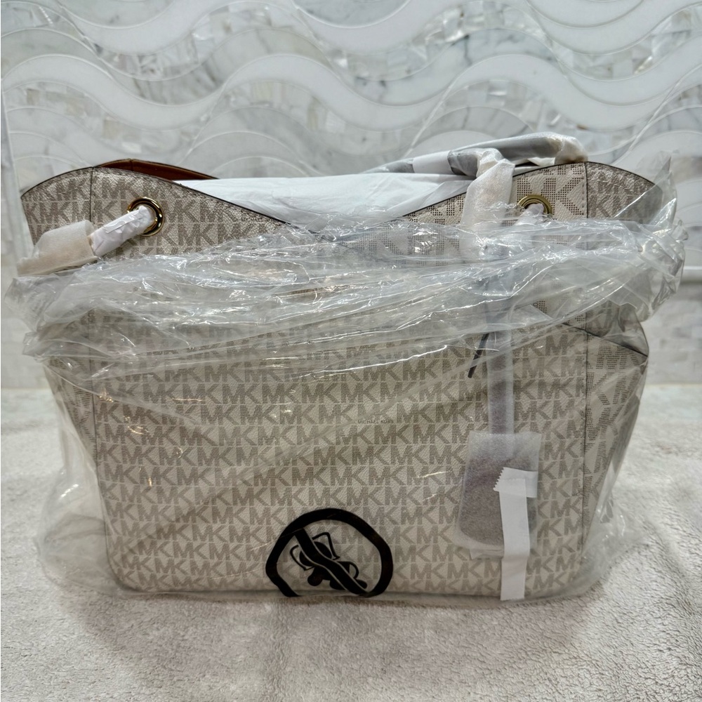 NWT Michael Kors Cream Shoulder Bag with Monogram Design - Picture 4 of 6
